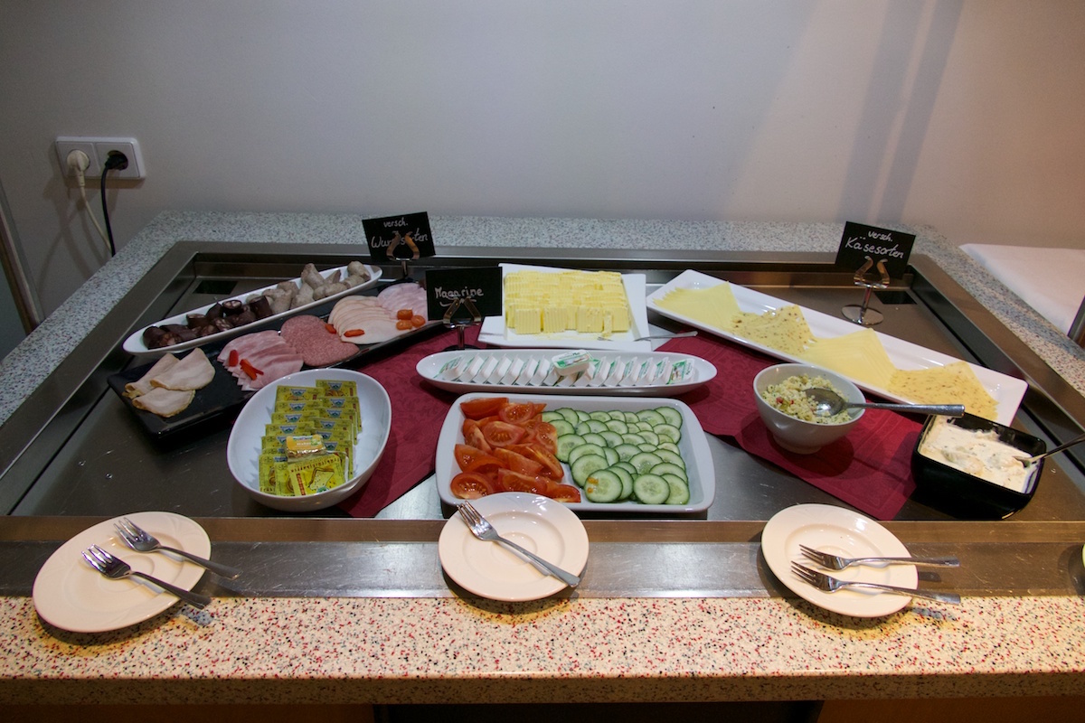 frühstücksbüffet im skyhotel merseburg