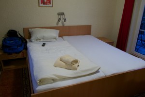 schlafzimmer mit doppelbett im hotel ritters weinstuben