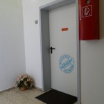 tür zum aufenthaltsraum im bonner hostel