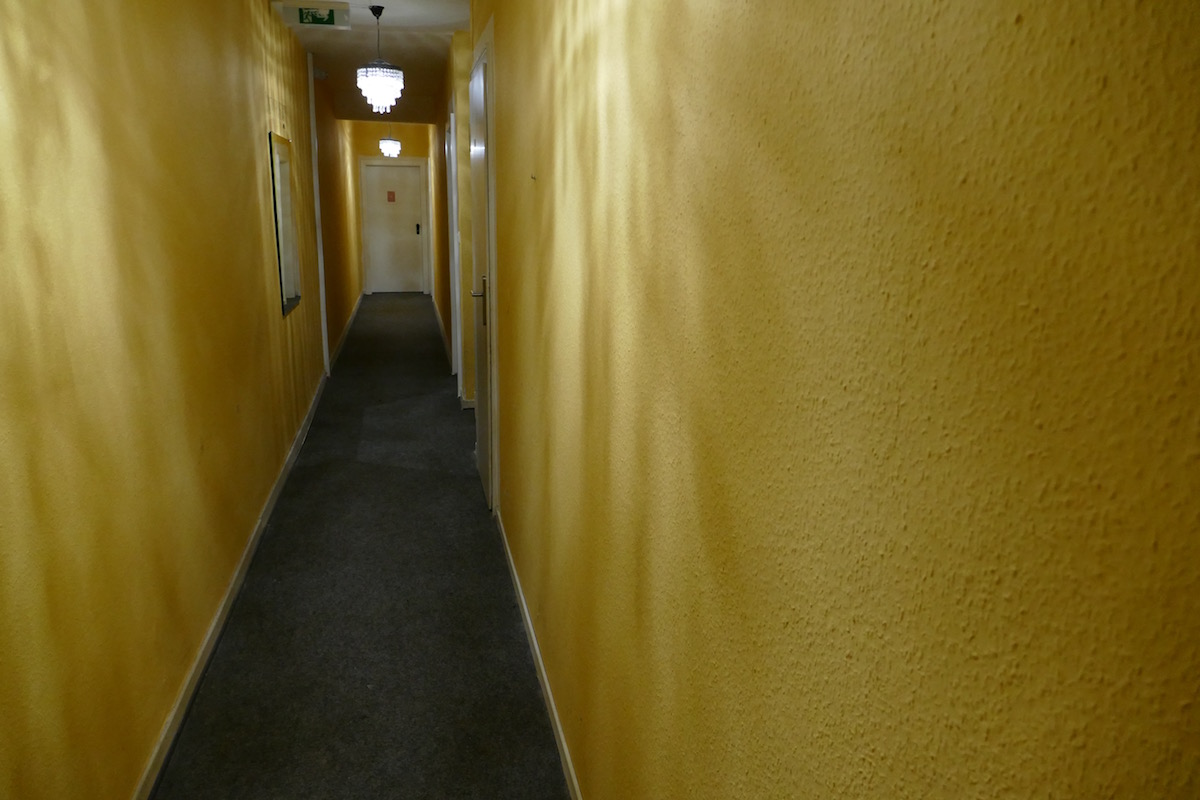 flur im weltempfänger hostel köln