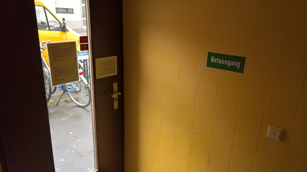 seiteneingang im weltempfänger hostel köln