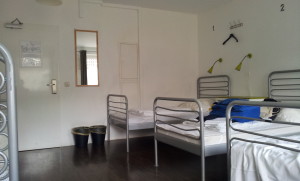 mehrbettzimmer mit betten im station hostel köln