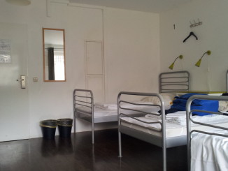 mehrbettzimmer mit betten im station hostel köln