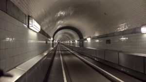blick in den alten elbtunnel in hamburg