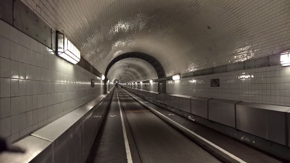 blick in den alten elbtunnel in hamburg