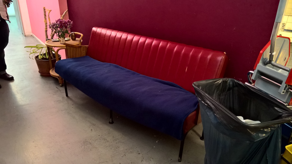 sofa im flur hostel instant sleep in hamburg