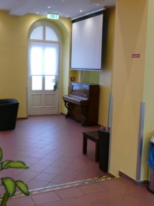 klavier im ao hostel