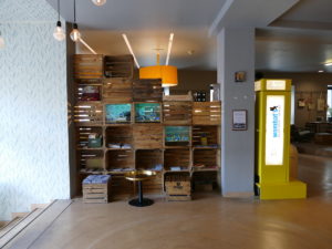 holzregal im wombats hostel naschmarkt