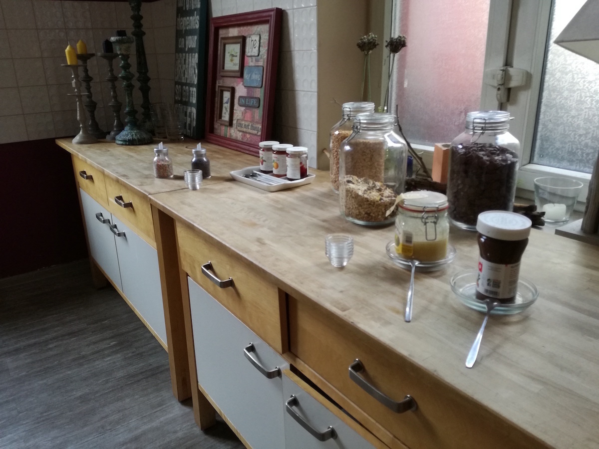 frühstücksbüffet in hostel veritas
