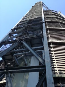 gasomter von unten angeschaut