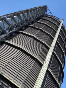 aussenhülle gasometer oberhausen von unten fotografiert