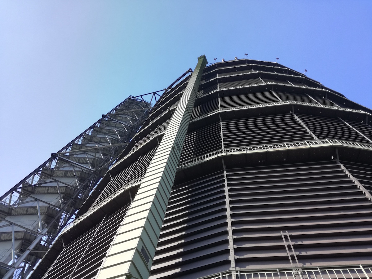 Gasometer oberhausen von unten fotografiert