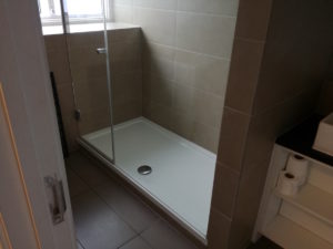 dusche im zimmer des wombats hostel in london