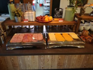 frühstück mit wurst und käse im meininger london