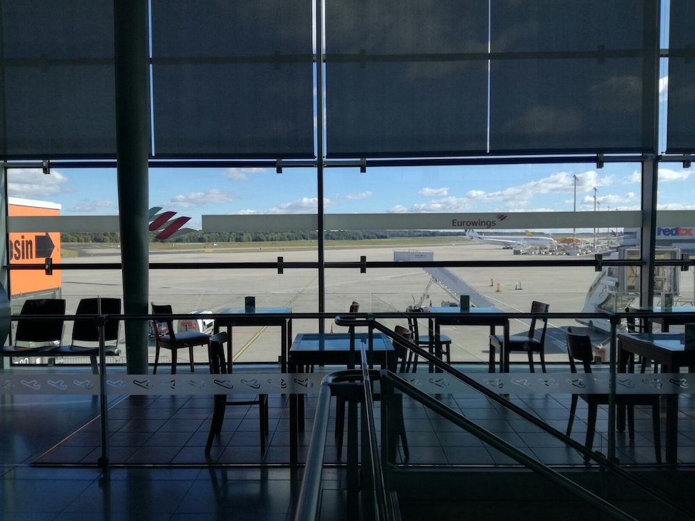 blick aus dem fenster am köln bonn flughafen