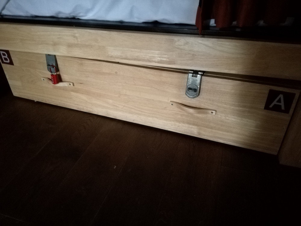 safe unterm bett im hostel swiss cottage