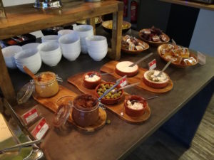 frühtsück mit marmelade und nuss nougat creme im meininger london