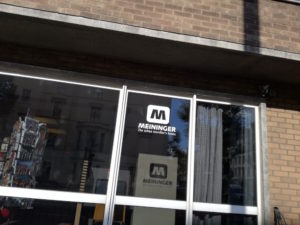 fenster an der aussenfassade des meininger london