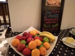 obst am frühstücksbuffet im wombats london