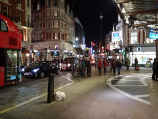 linksverkehr am piccadilly circus in london