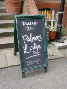 schild am eingang des palmers lodge swiss cottage hostels