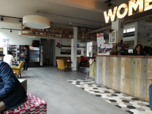 rezeption und aufenthaltsraum im wombats hostel london