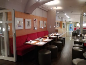frühstücksraum im hotel holiday inn vienna city in wien