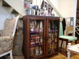 ein schrank mit sachen rund um kaffee