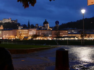 salzburger altstadt bei nacht vom fluss aus