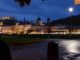 salzburger altstadt bei nacht vom fluss aus