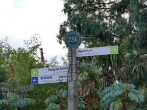 wegweiser im zoologischen garten in london
