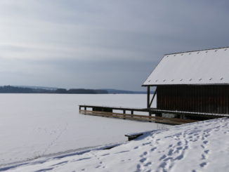 huette und zugefrorener brombachsee