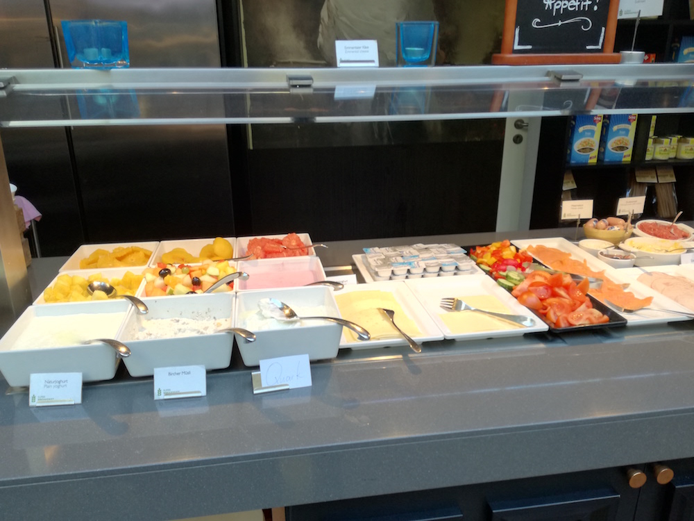obst beim frühstück des radisson blu in bremen