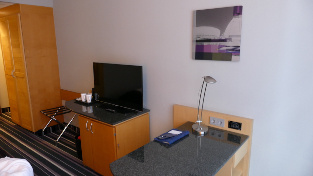 schreibtisch im zimmer des hotels