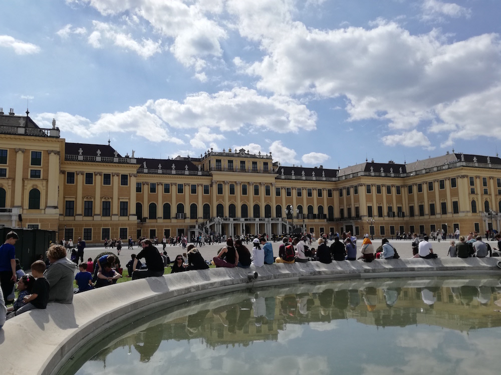 schloss schoenbrunn während eines fests