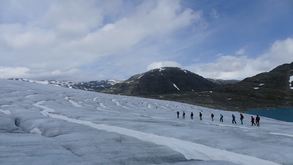 wanderergruppe auf dem gletscher austdalsbreen