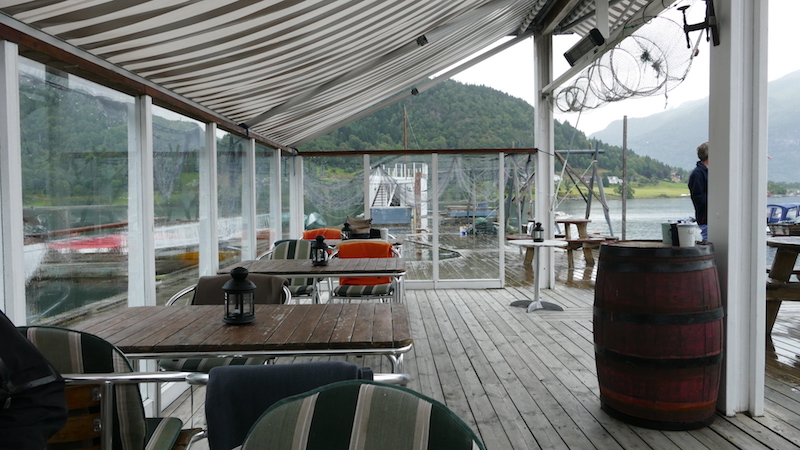 cafe am hafen in balestrand