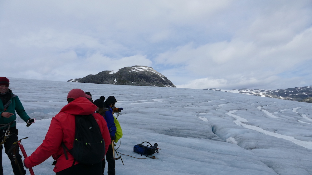 wanderer bei der gletscherwanderung auf dem austdalsbreen gletscher