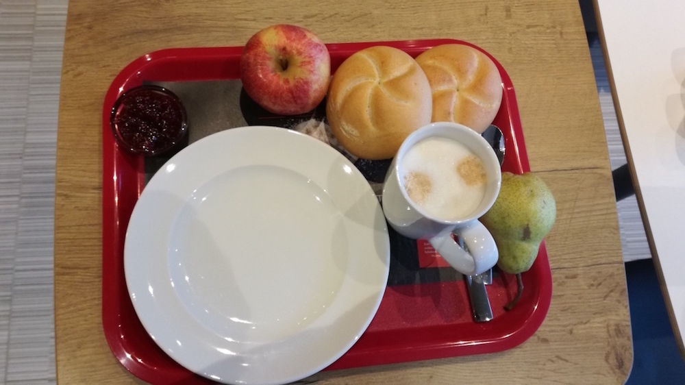 frühstückstablet im ibis wien hauptbahnhof mit kaffee